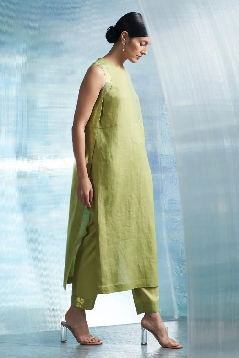 Aura Sheen Green Sleeveless Kurta Set